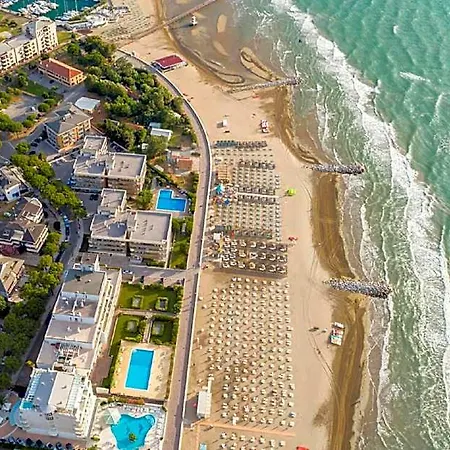 Apartamento With A Wooden Design 600m From The Bibione